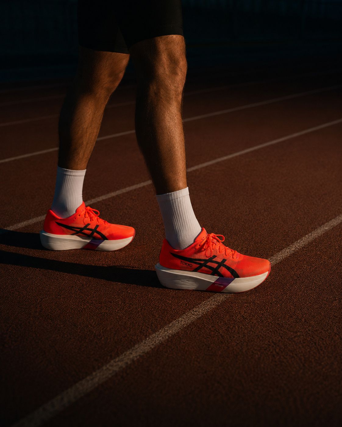 Zapatillas de carbono en pista de atletismo para calculadora de ritmos running