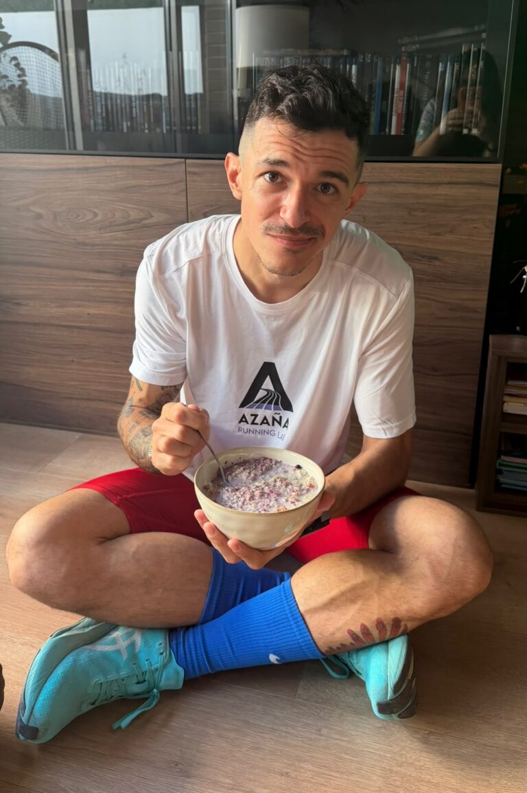 Corredor desayunando antes de un maratón